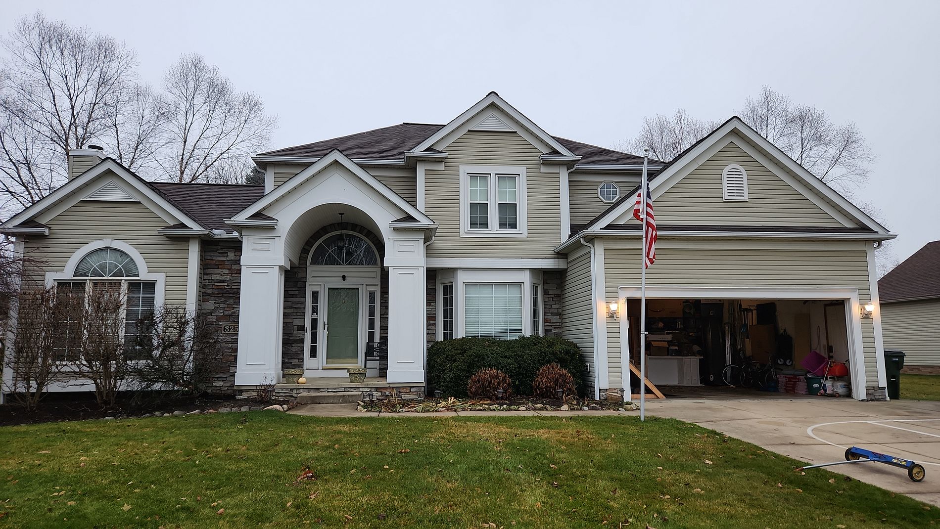 tan-and-white-house-with-new-roof-by-roofsmith-restoration